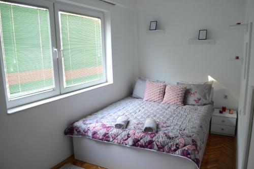 Llit o llits en una habitació de Vesna Apartman