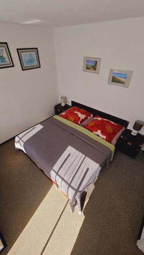 NipmerowにあるFeWo 1 im Ferienhaus Lohme -Hagen im Nationalparkの部屋の中に大きなベッドがある寝室