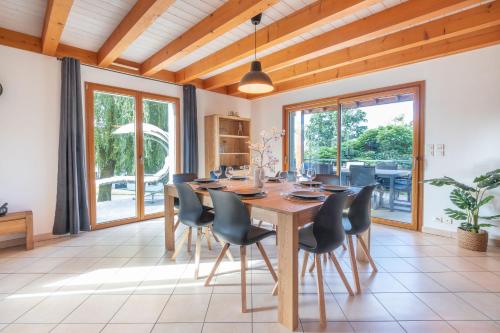 une salle à manger avec une table et des chaises en bois dans l'établissement Cabana & Maison Entre Lacs & Montagnes -Proche Annecy, à Sales