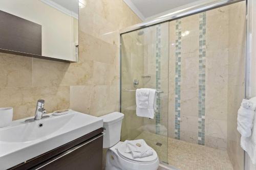 パーム・イーグル・ビーチにあるPC406 - Pool View - 1 BR Perfect for a couple - Close to Palm Beach - 1BRのシャワー、トイレ、洗面台を備えたバスルーム
