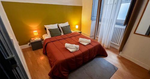 une chambre avec un grand lit avec deux oreillers dessus dans l'établissement WIFI - HyperCenter - In the heart of Avignon!, à Avignon