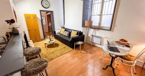 un salon avec un canapé et une table dans l'établissement WIFI - HyperCenter - In the heart of Avignon!, à Avignon