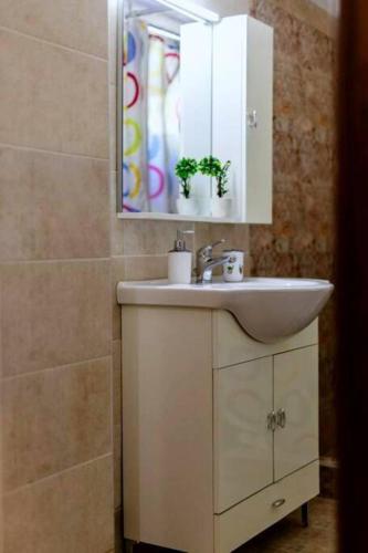 a bathroom with a sink and a mirror at Siena Cottage in Makri