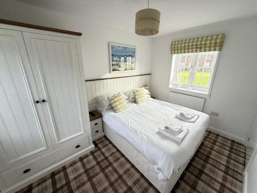 Ένα ή περισσότερα κρεβάτια σε δωμάτιο στο New England Cottage