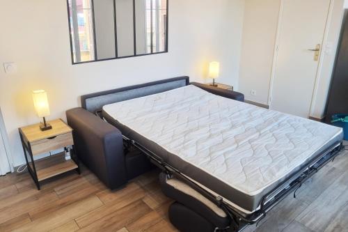 - un grand lit dans une chambre avec 2 lampes sur des tables dans l'établissement 