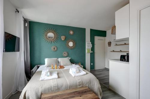 une chambre avec un grand lit avec un mur végétal dans l'établissement Bluestay 203 - Charming Studio, à Bagnolet