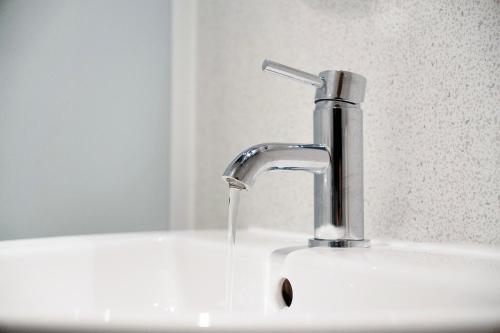 Gambar di galeri bagi New! Stylish 4BR in St John's di Darlington