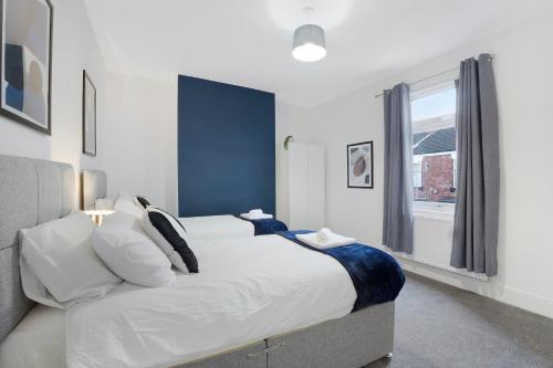 Katil atau katil-katil dalam bilik di New! Stylish 4BR in St John's