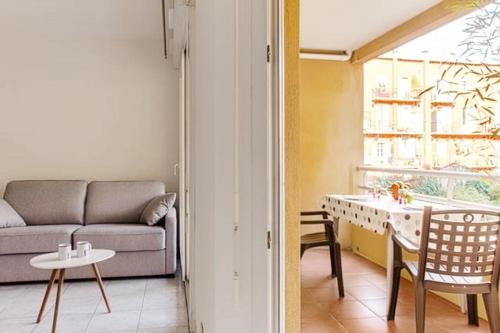 un salon avec un canapé et une table dans l'établissement Port Nicea Residence, à Nice
