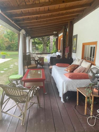 - une chambre avec un lit sur une terrasse en bois dans l'établissement Au Cœur de Vaison la Romaine Maison de charme, jardin, piscine., à Vaison-la-Romaine