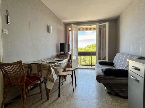 un salon avec une table et un canapé dans l'établissement Appartement 2 pièces - 4 personnes - AR740-093, à Argelès-sur-Mer