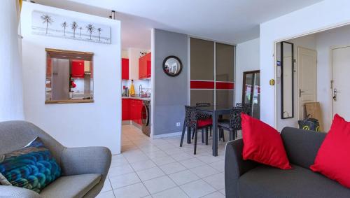 un salon avec un canapé et une salle à manger dans l'établissement ALIZES BLEUS DE THAU 5 étoiles, à Balaruc-les-Bains