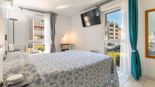 ein Schlafzimmer mit einem Bett und einem großen Fenster in der Unterkunft ALIZES BLEUS DE THAU 5 étoiles in Balaruc-les-Bains