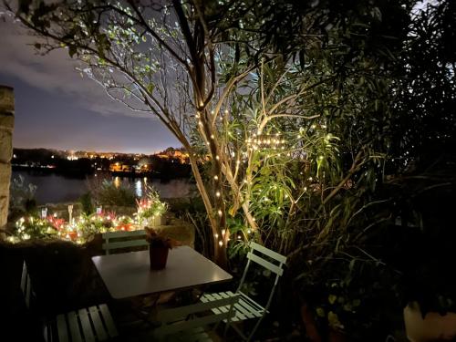 Zahrada ubytování Charmante PETITE MAISON avec vue panoramique, en centre historique, proche d'Avignon, ancienne, rénovée, climatisée, terrasse, parking public gratuit