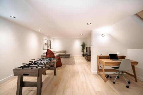 a living room with a ping pong game at Le Mitik Tremblant - SPA - LACS - PLAGES - JEUX in Saint-Rémi-dʼAmherst