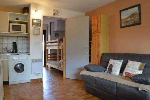 un salon avec un canapé et une machine à laver dans l'établissement Appartement Studio cabine 4 couchages ARGELES SUR MER AR030-036, à Argelès-sur-Mer