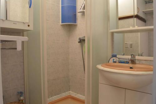 une salle de bain avec un lavabo et une douche dans l'établissement Appartement Studio cabine 4 couchages ARGELES SUR MER AR030-036, à Argelès-sur-Mer
