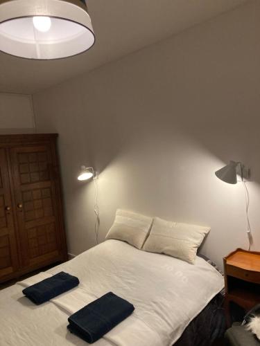 une chambre avec un lit avec deux serviettes dessus dans l'établissement Petit nid en bord de mer, à Ouistreham