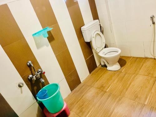カーキナーダにあるthe HOTEL RL GRANDのバスルーム(トイレ付)、床にバケツが備わります。