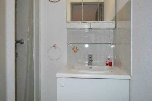 a bathroom with a sink and a mirror at Maison 4 pièces ARGELES SUR MER AR300-027 in Argelès-sur-Mer