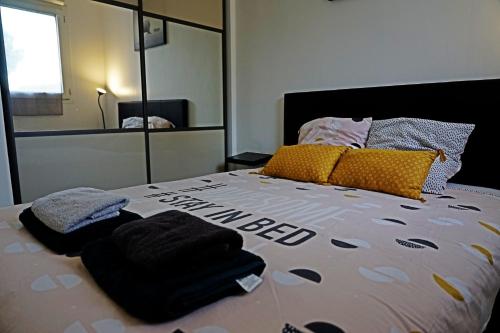 Postel nebo postele na pokoji v ubytování Oasis des Grands Pins - Saint-Raphaël - Super Piscine & Tennis exceptionnel