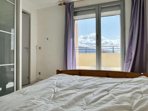 une chambre avec un lit et une grande fenêtre dans l'établissement Argelès sur mer- Appartement 4 pièces AR370-050, à Argelès-sur-Mer