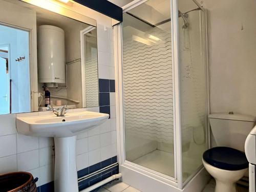 une salle de bain avec un lavabo et une douche dans l'établissement Argelès sur mer- Appartement 4 pièces AR370-050, à Argelès-sur-Mer