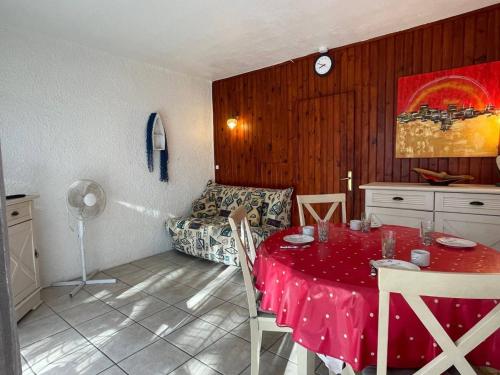 - un salon avec une table rouge et un canapé dans l'établissement Studio cabine 4 couchages AR490-022, à Argelès-sur-Mer