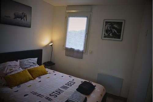 une chambre avec un lit et une fenêtre dans l'établissement Oasis des Grands Pins - Saint-Raphaël - Super Piscine & Tennis exceptionnel, à Saint-Raphaël