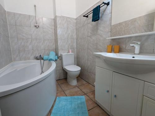 une salle de bain avec une baignoire, des toilettes et un lavabo dans l'établissement Proche centre ville avec une belle terrasse, à Perpignan