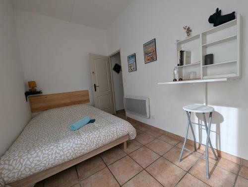 - une petite chambre avec un lit et un tabouret dans l'établissement Proche centre ville avec une belle terrasse, à Perpignan