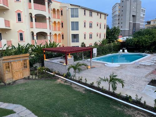 Бассейн в The Monteray Hotel или поблизости