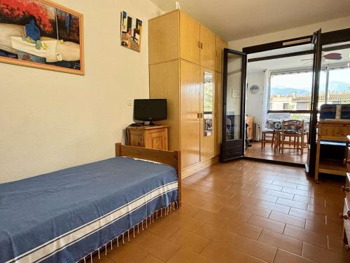 une chambre avec un lit et une télévision et un balcon dans l'établissement Appartement studio - 4 personnes AR590-1019, à Argelès-sur-Mer