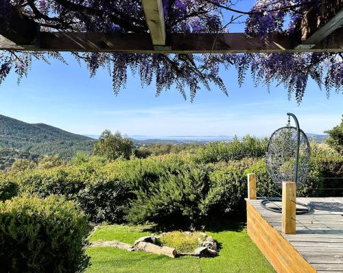 - une vue depuis la terrasse d'une maison avec jardin dans l'établissement Villa Cosy pour 6 personnes avec piscine privée et vue panoramique sur les îles et les collines à La Londe les Maures, à La Londe-les-Maures