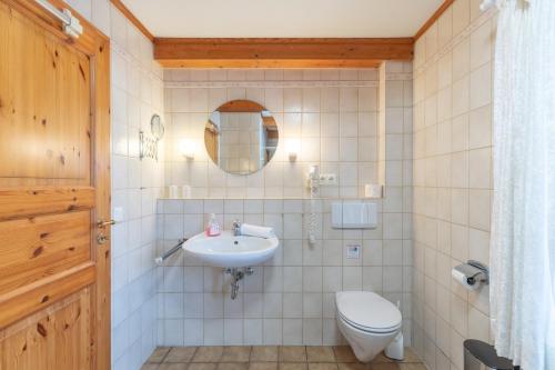 Ванная комната в Direkt am Deich - Ferienwohnung Sylt im Gästehaus Am Badedeich