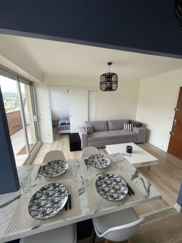 d'un salon avec une table et des plaques de cuisson. dans l'établissement AZUR Bel appartement côté mer !, à Villers-sur-Mer