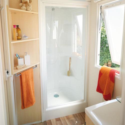 une salle de bain avec une douche avec une porte vitrée dans l'établissement Mobile Homes by KelAir at Camping Les Genets, à Saint-Jean-de-Monts