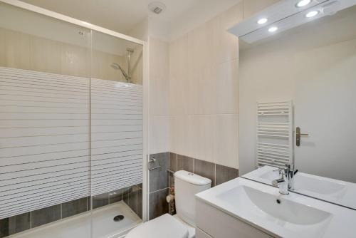 une salle de bain avec toilettes, lavabo et douche dans l'établissement Bluestay 137 - Charming apartment, à Bagnolet