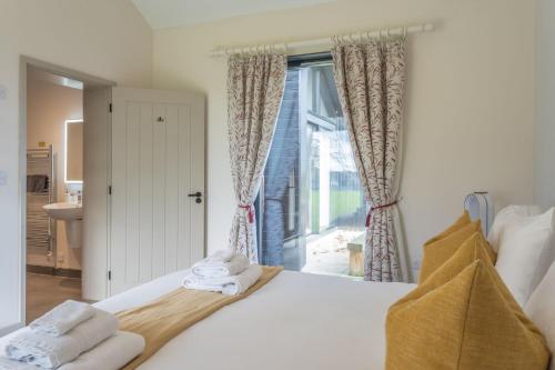 Una cama o camas en una habitación de Partridge