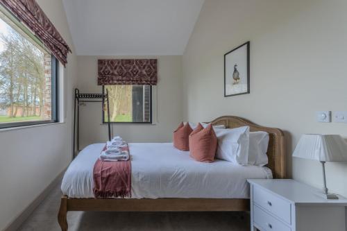 Una cama o camas en una habitación de Partridge