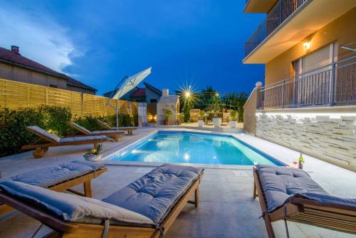 MY DALMATIA - Penthouse Apartment Zadar with shared pool