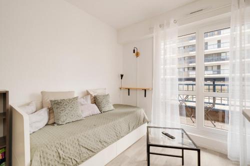 une chambre blanche avec un lit et une fenêtre dans l'établissement Le Studio du Palais - Centre Nancy Gare Congrès - 2 Pers, à Nancy