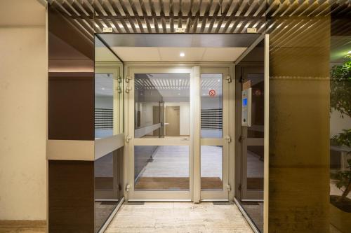 un accès à un bâtiment avec une porte en verre dans l'établissement Le Studio du Palais - Centre Nancy Gare Congrès - 2 Pers, à Nancy