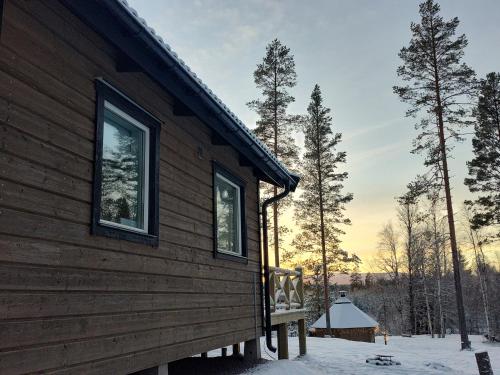 a log cabin with a porch in the snow at Magisch berghuisje met uitzicht op Nationaal Park Fulufjället in Sörsjön
