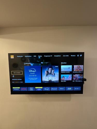 Una televisión o centro de entretenimiento en SV2A-Location