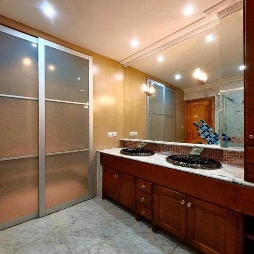 a bathroom with two sinks and a large mirror at APCOSTAS - Torre del Mar Playa - MALAGA in Torre del Mar
