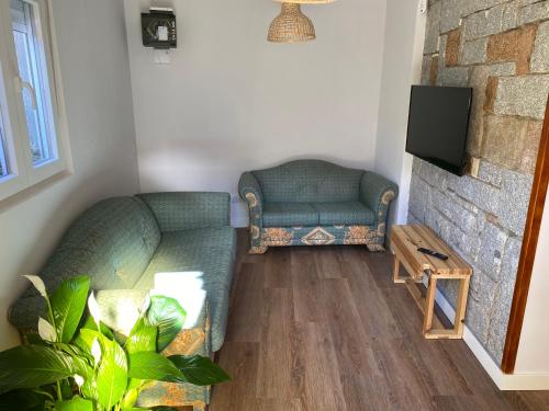 Телевизор и/или развлекательный центр в Alojamiento Rural El Petirrojo con patio jardín