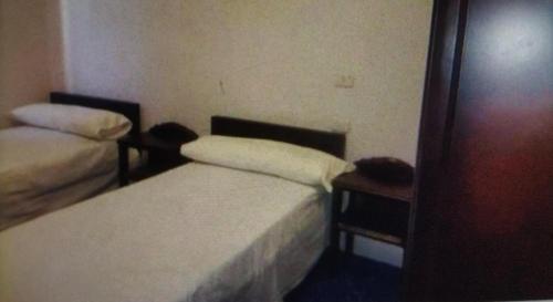 Postel nebo postele na pokoji v ubytování Emirates Hotel