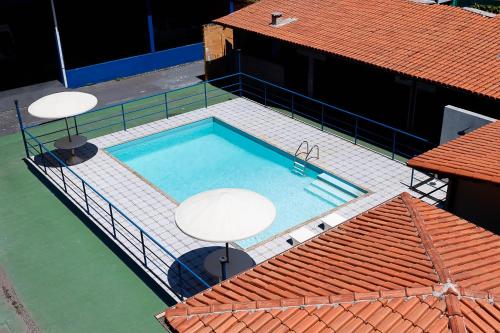 an overhead view of a swimming pool on a building at INTER HOTEL JACARAÍPE in Serra