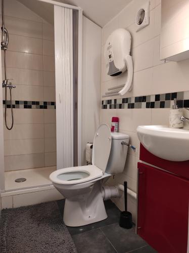 une salle de bain avec toilettes et lavabo dans l'établissement Studio idéal visite de Paris, à Ivry-sur-Seine